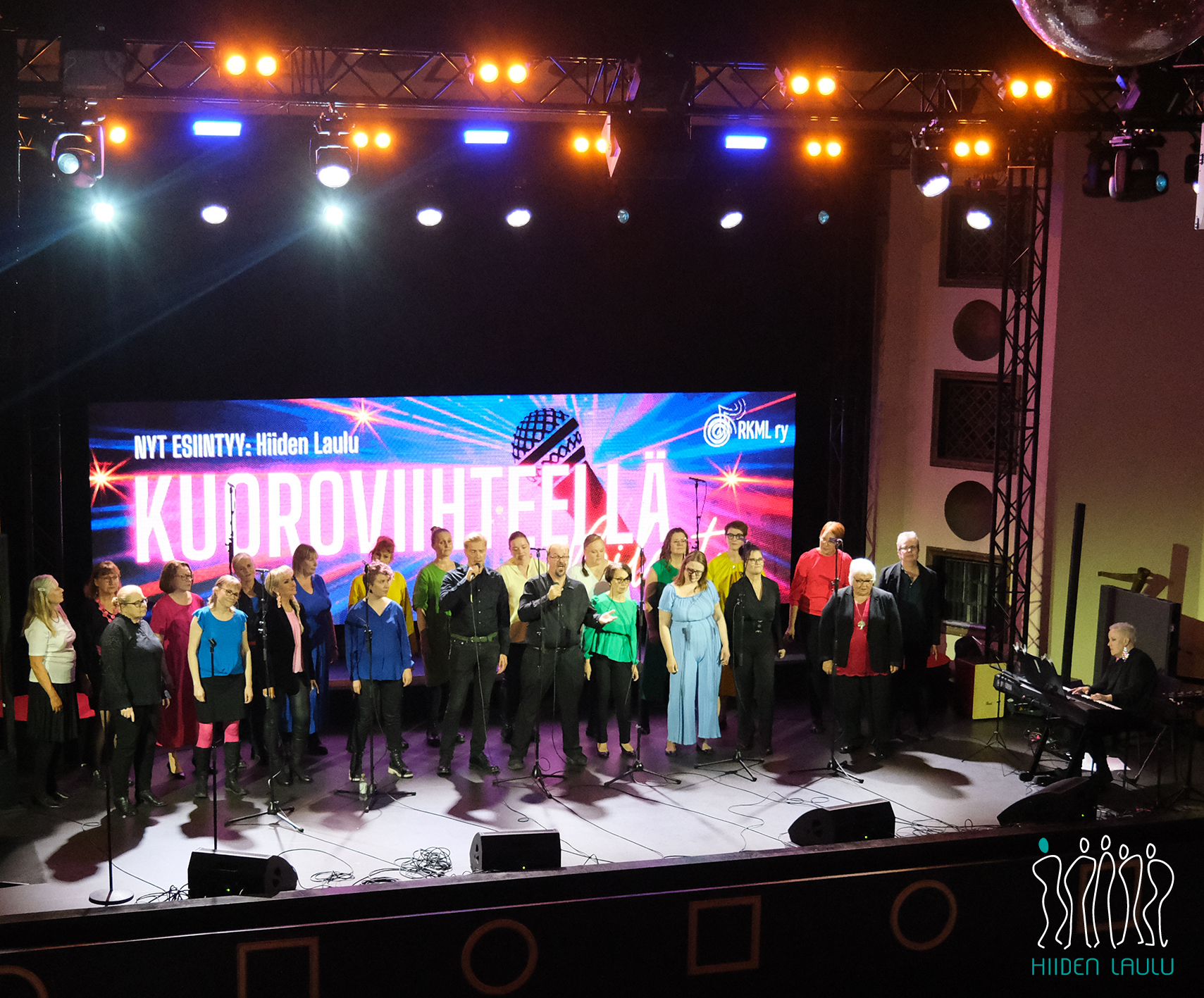 Hiiden Laulu Kuoroviihteellä-bilessä Apollossa 26.9.2025.