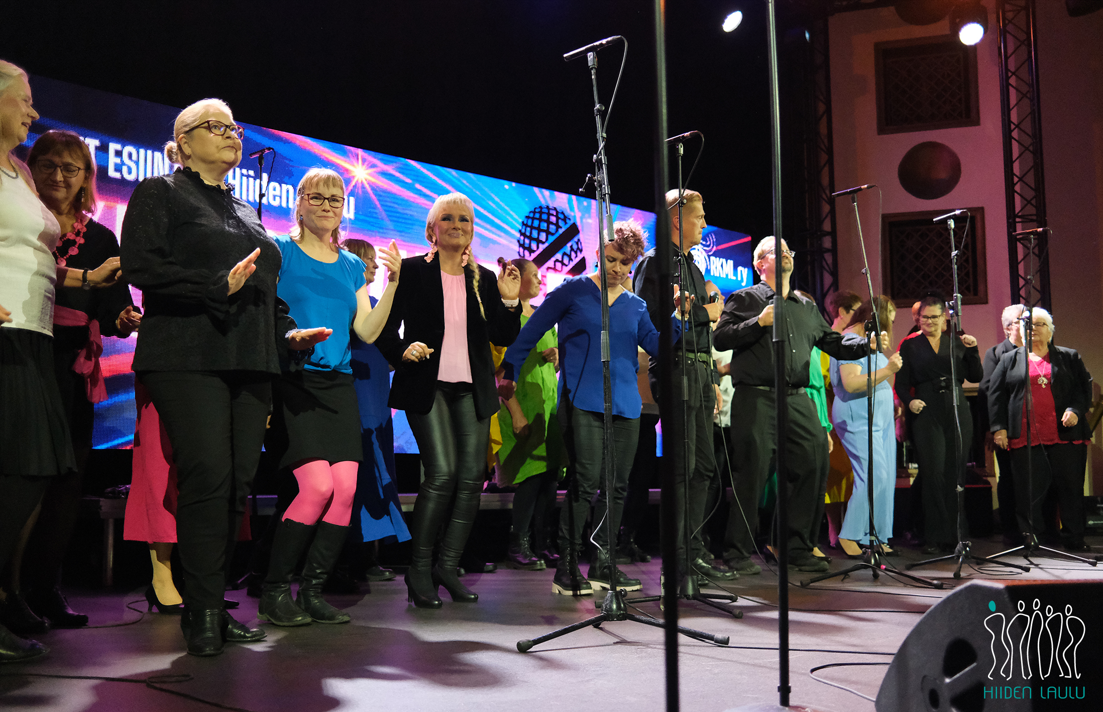 Hiiden Laulu Kuoroviihteellä-bilessä Apollossa 26.9.2025.