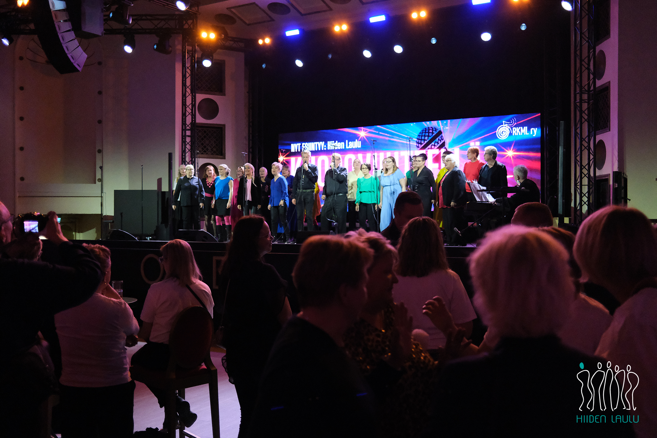 Hiiden Laulu Kuoroviihteellä-bilessä Apollossa 26.9.2025.