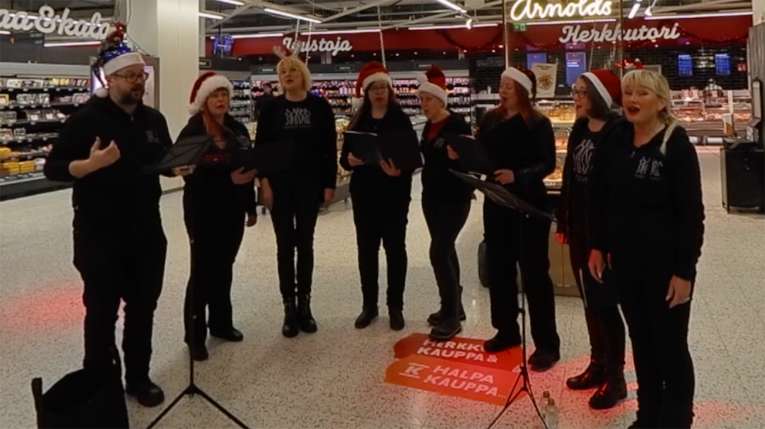 Hiiden Laulun pienryhmä laulamassa joululauluja K-Supermarket Suuriksessa, Suurpellossa, Espoossa, 17.12.2022.
