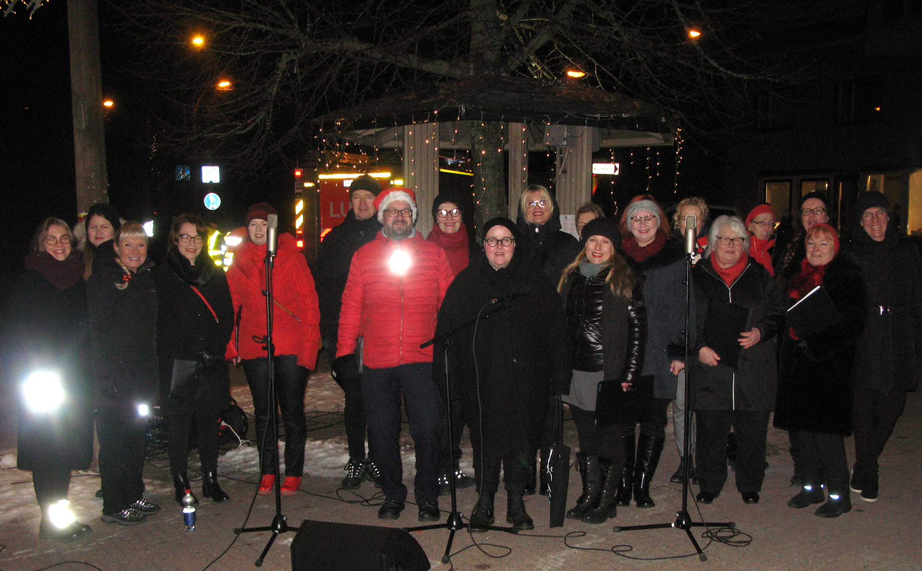 Hiiden Laulu Vihdin Kirkonkylän Joulunavauksessa 26.11.2021.